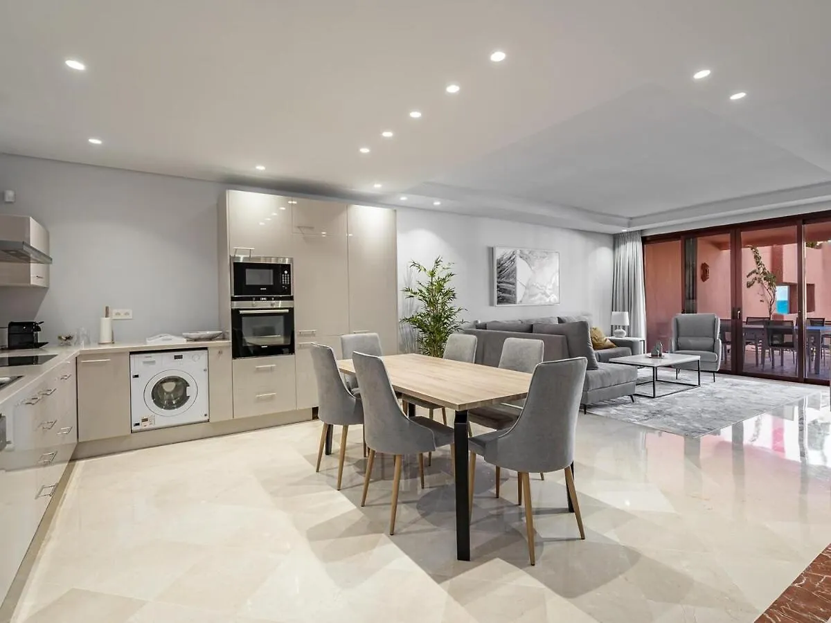 Mediterranean Bliss - 3 Bedroom Ground Floor Apartment إِستيبونا 0*,  إسبانيا